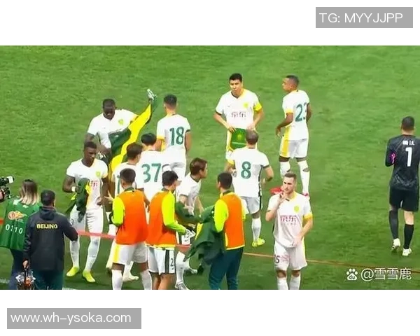 当足球巨星挥杆绿茵外绿茵场上的另一种精彩较量